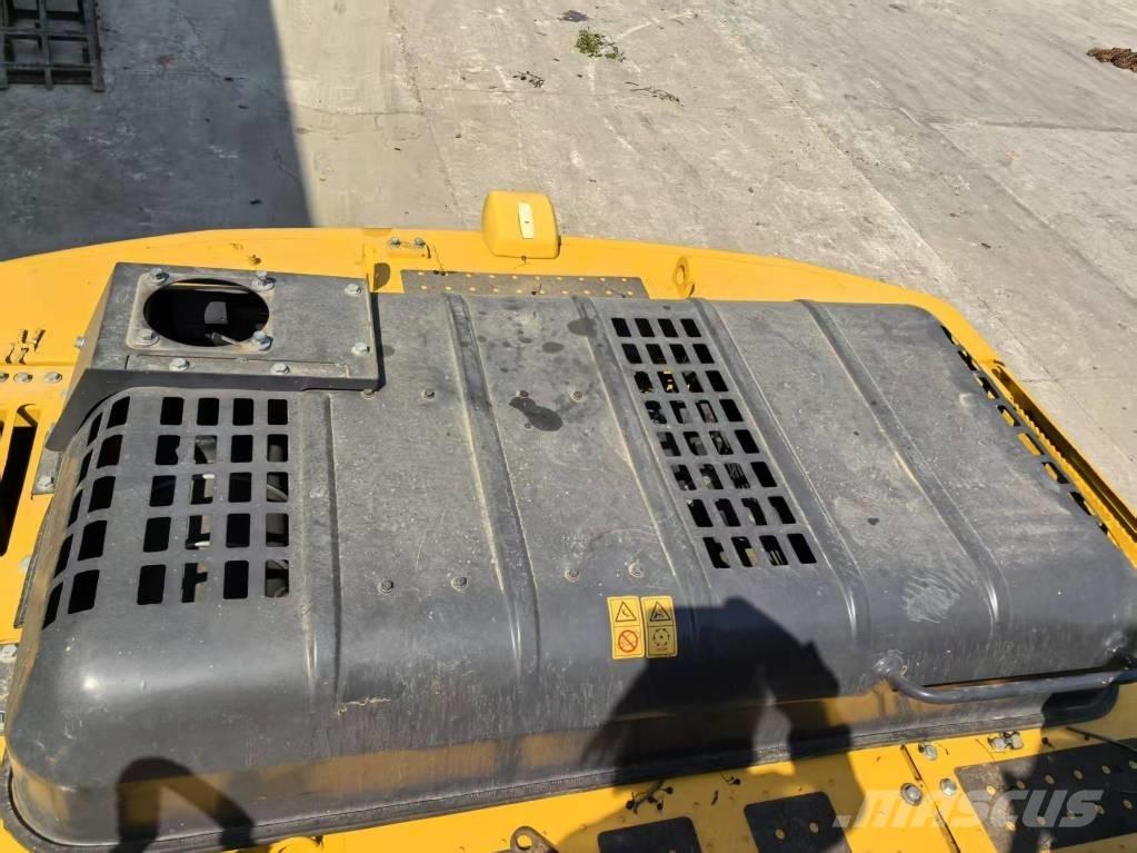Komatsu PC220-8 Roomikekskavaatorid