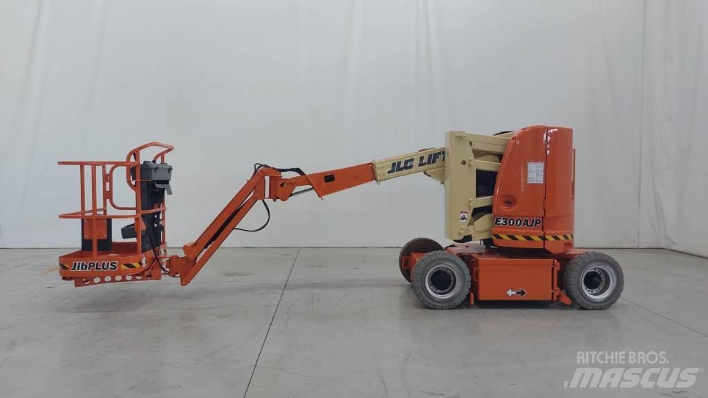 JLG E300AJP Iseliikuvad poomtõstukid