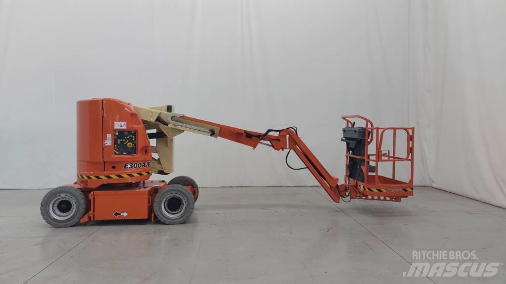 JLG E300AJP Iseliikuvad poomtõstukid