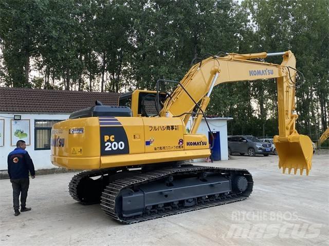 Komatsu PC200-8 Roomikekskavaatorid