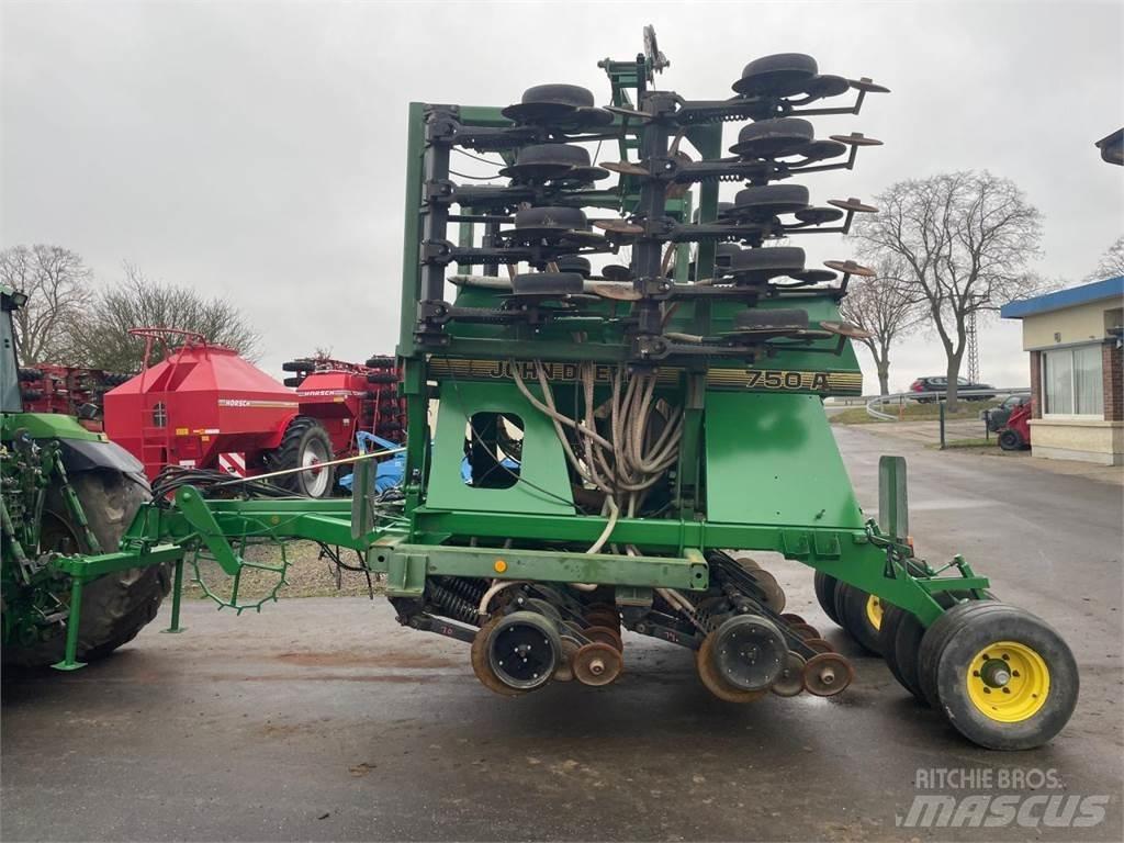 John Deere 750A 6m Täppiskülvikud
