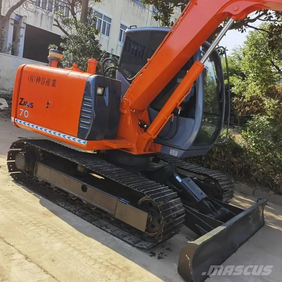 Hitachi ZX70 Väikeekskavaatorid 7t-12t
