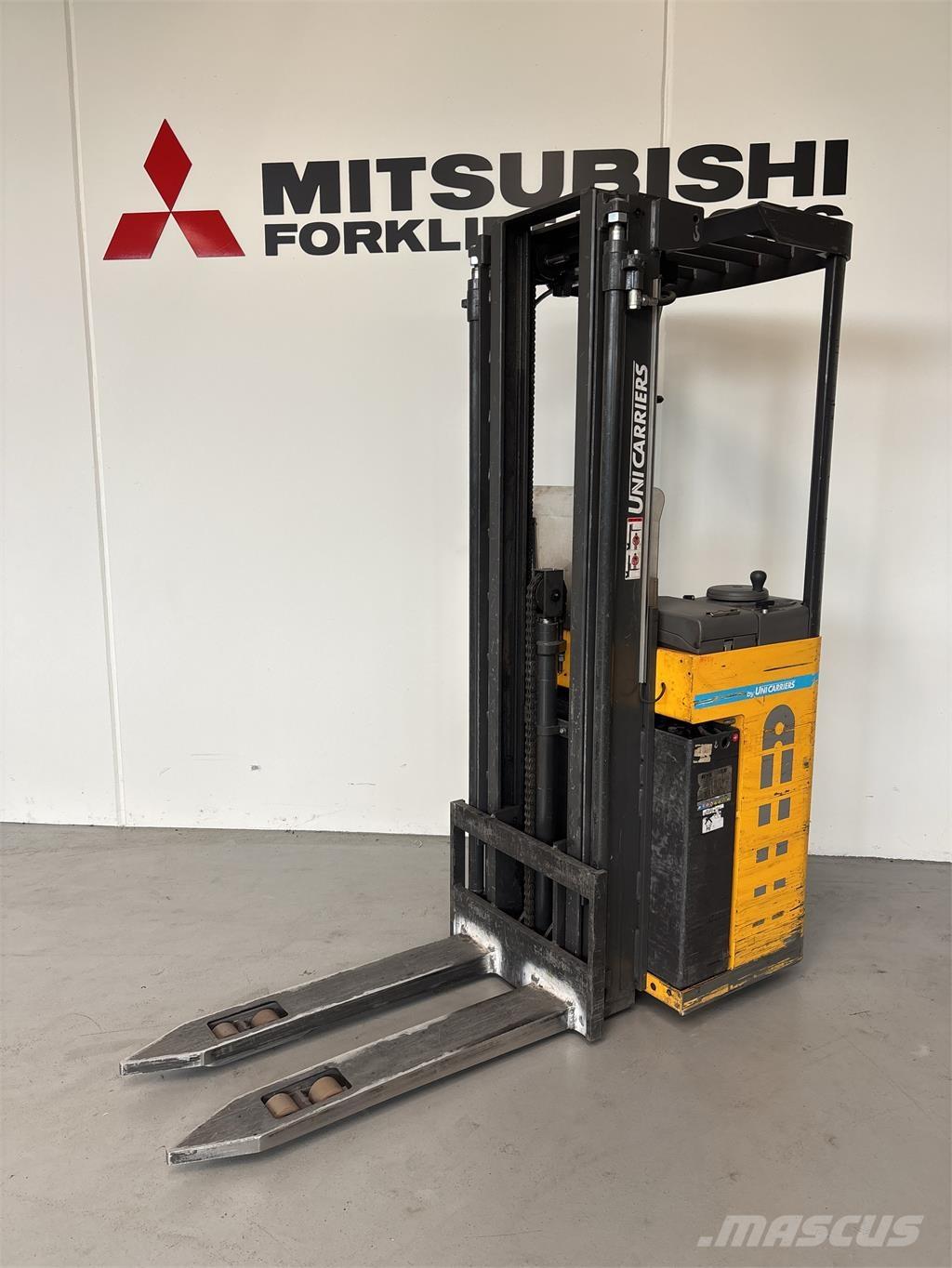 Atlet A160 Platvormiga virnastajad