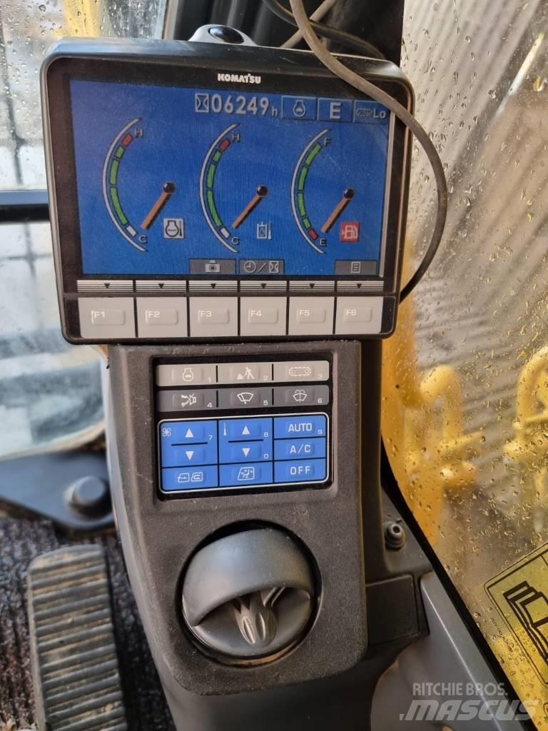 Komatsu PC 210-8 Roomikekskavaatorid