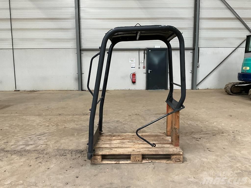 Kubota U 27-4 Kabiinid