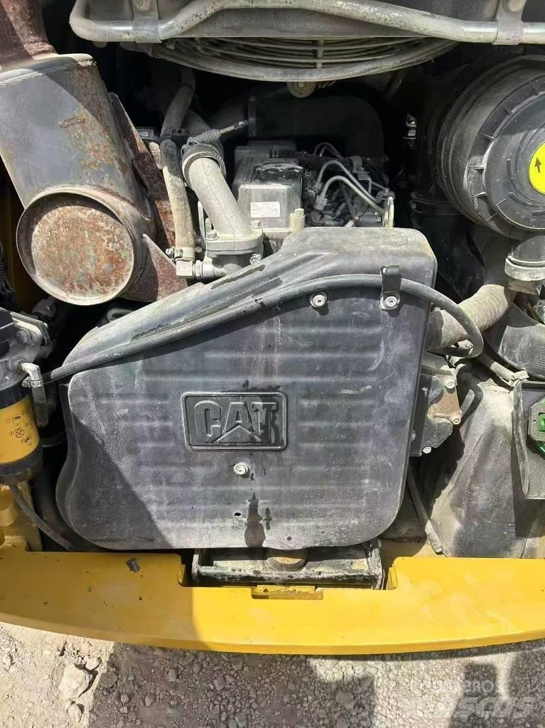 CAT 246 C Kompaktlaadurid