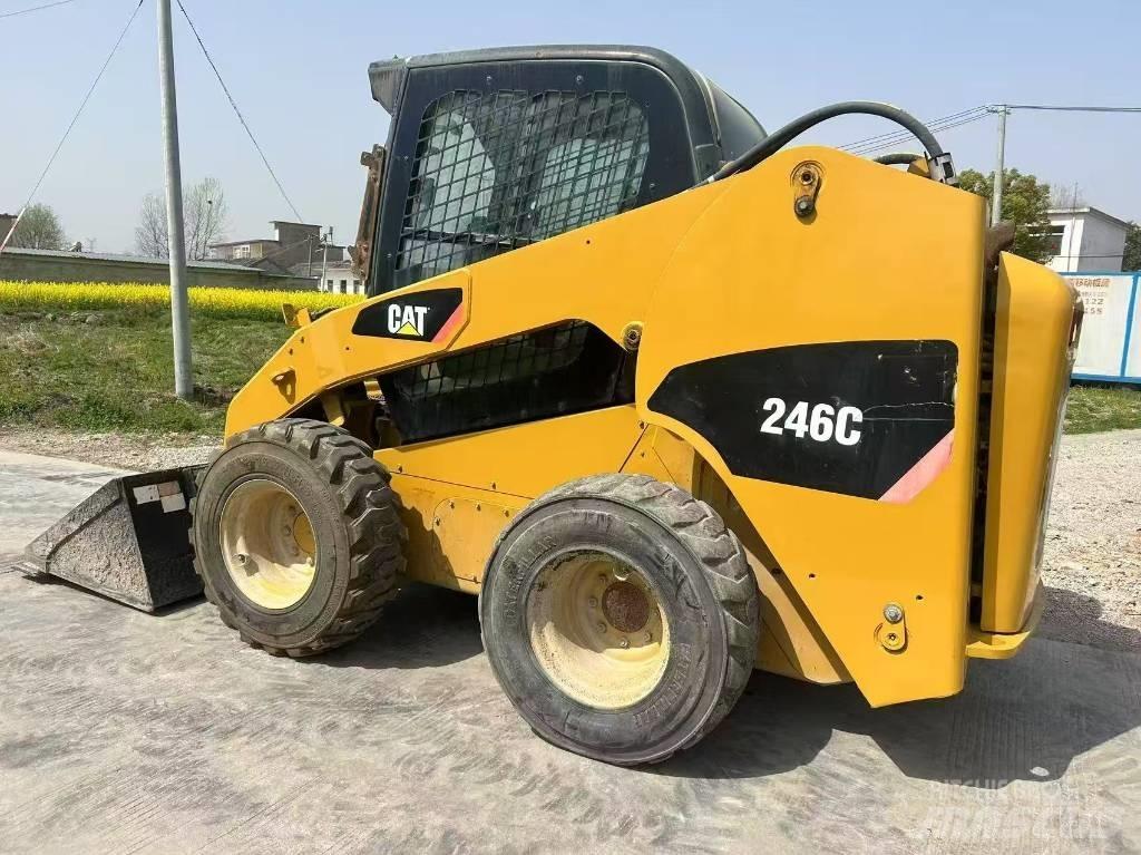 CAT 246 C Kompaktlaadurid
