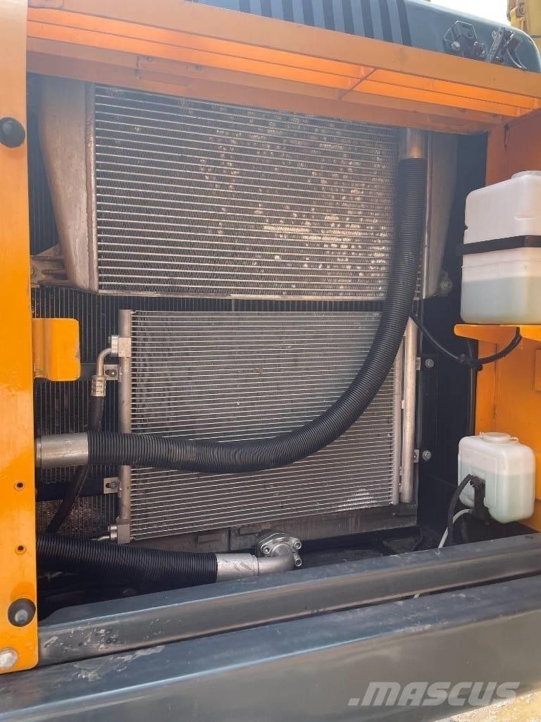 Hyundai 220LC-9S Roomikekskavaatorid