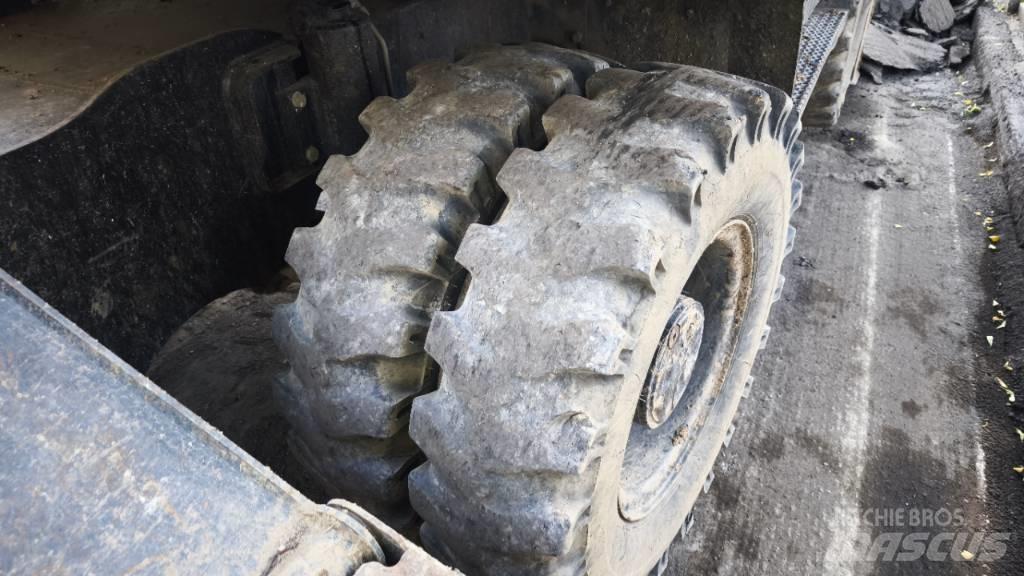 CAT 313 D Ratasekskavaatorid