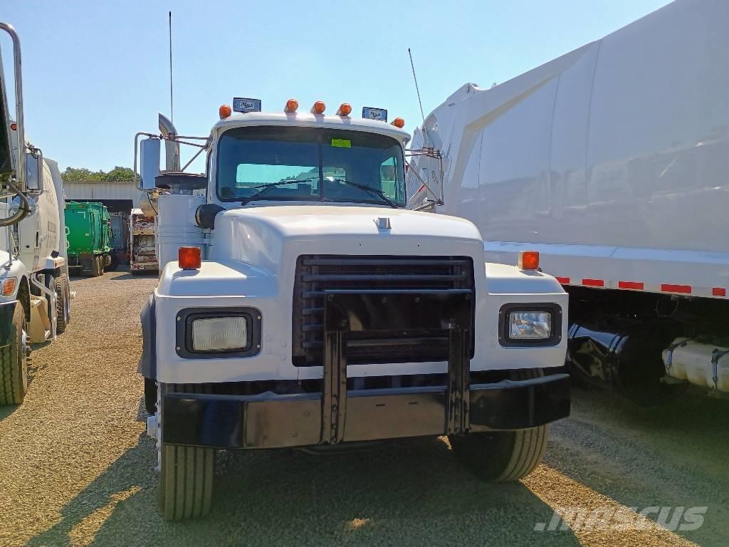 Mack RD 688 S Prügiautod