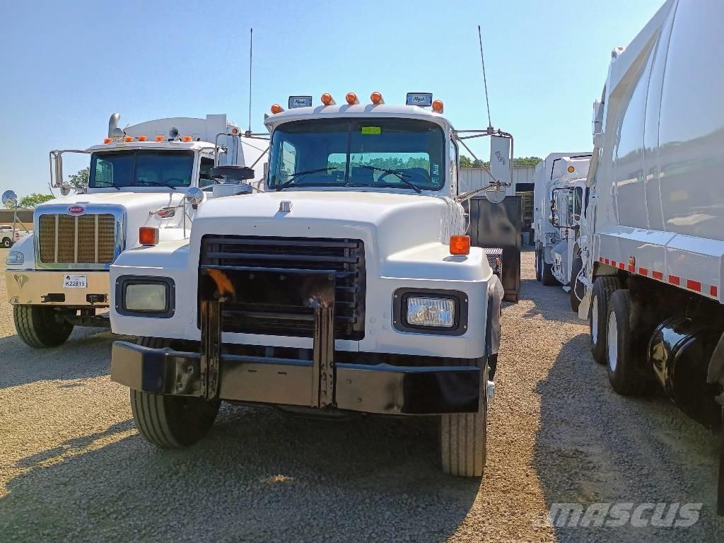 Mack RD 688 S Prügiautod