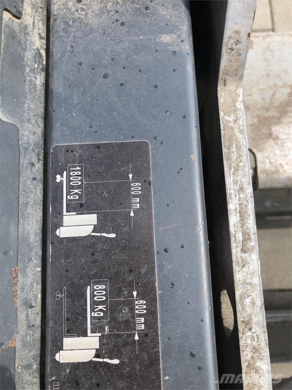 Still EXU-H 18 Järelkäidavad virnastajad