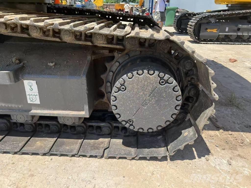 Komatsu 220 Roomikekskavaatorid