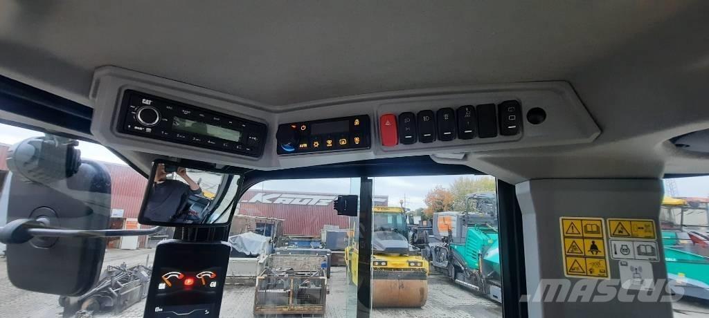 CAT 906 Rataslaadurid