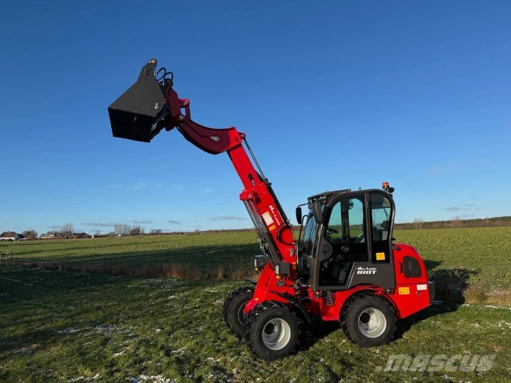  Max Loader 810 T Väikelaadurid