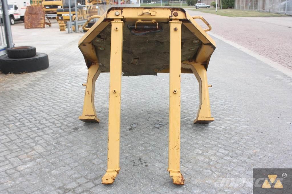 CAT D8N O-rops cab Kabiinid