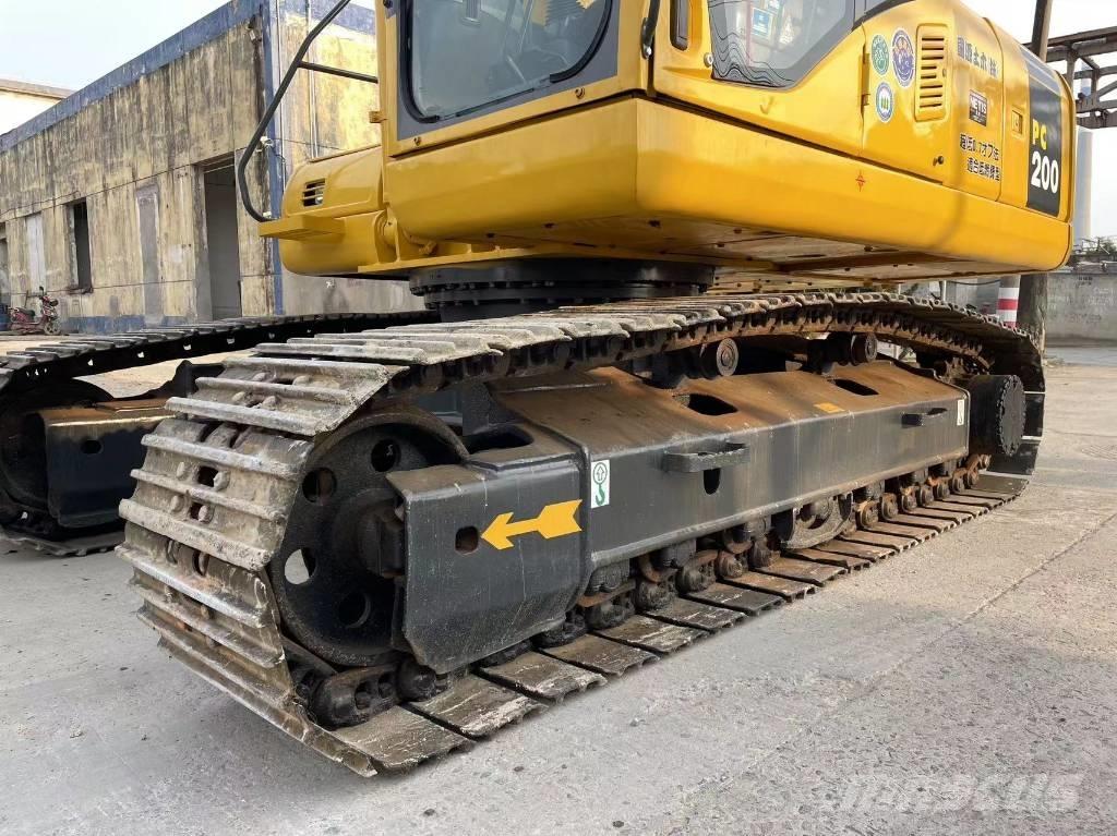 Komatsu PC 200-7 Roomikekskavaatorid