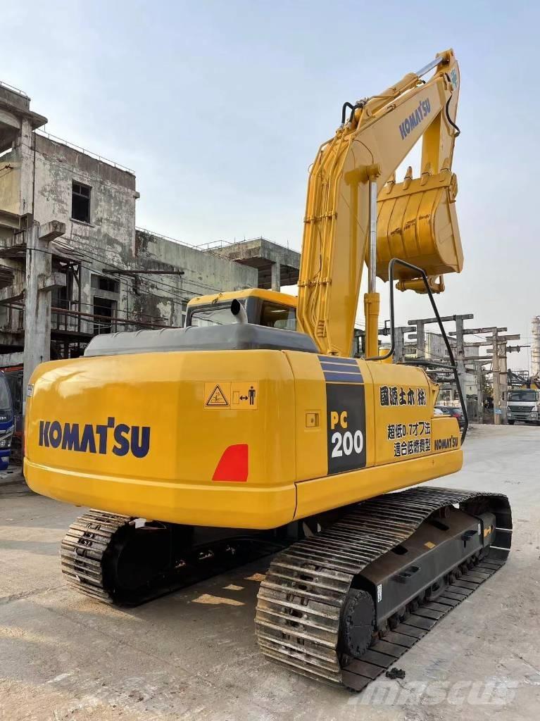 Komatsu PC 200-7 Roomikekskavaatorid