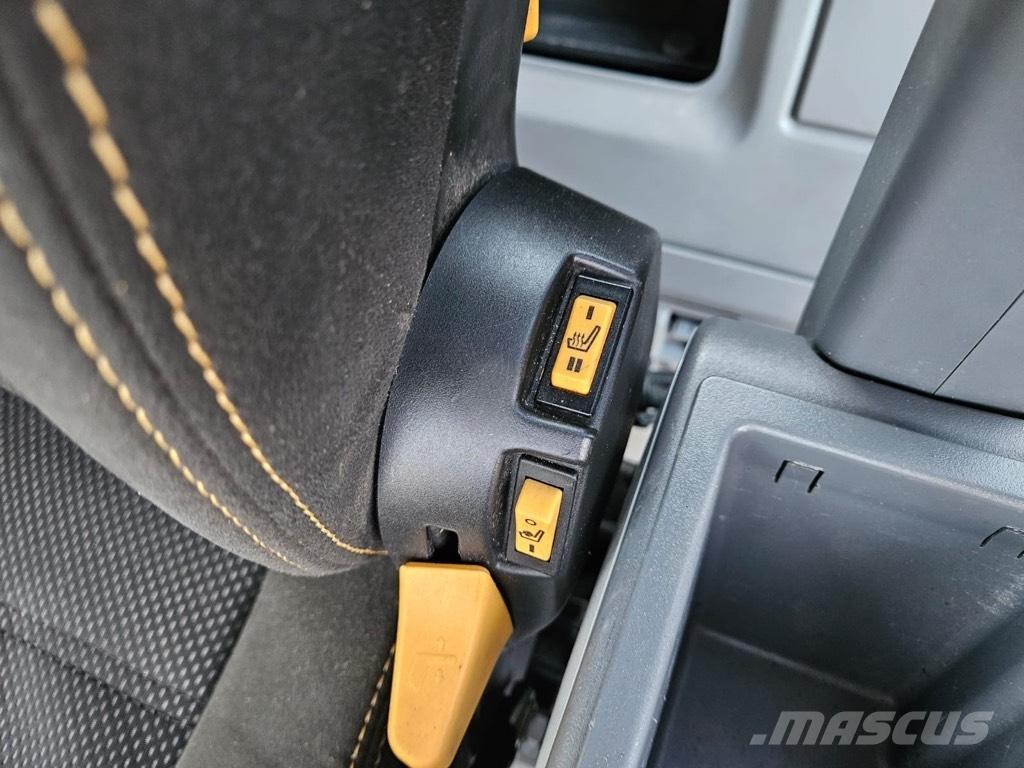 CAT 323 Roomikekskavaatorid