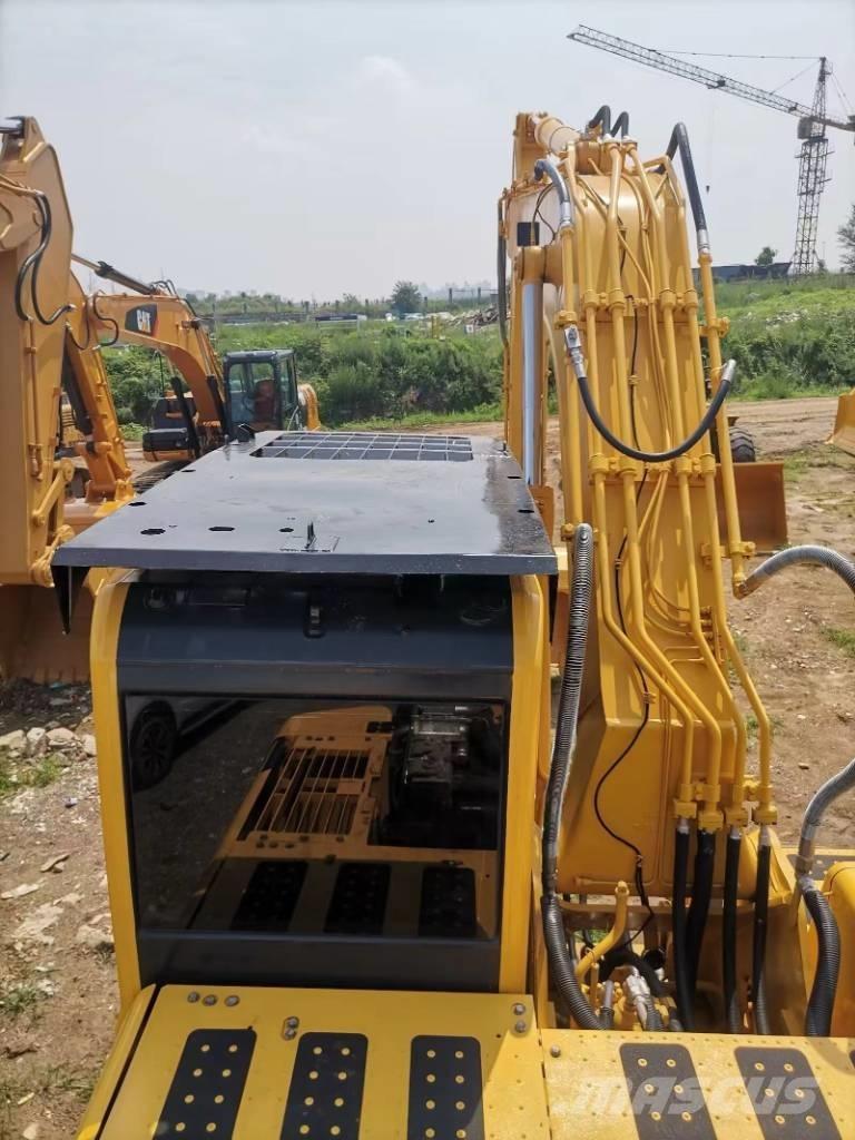 Komatsu PC 220-8 Roomikekskavaatorid