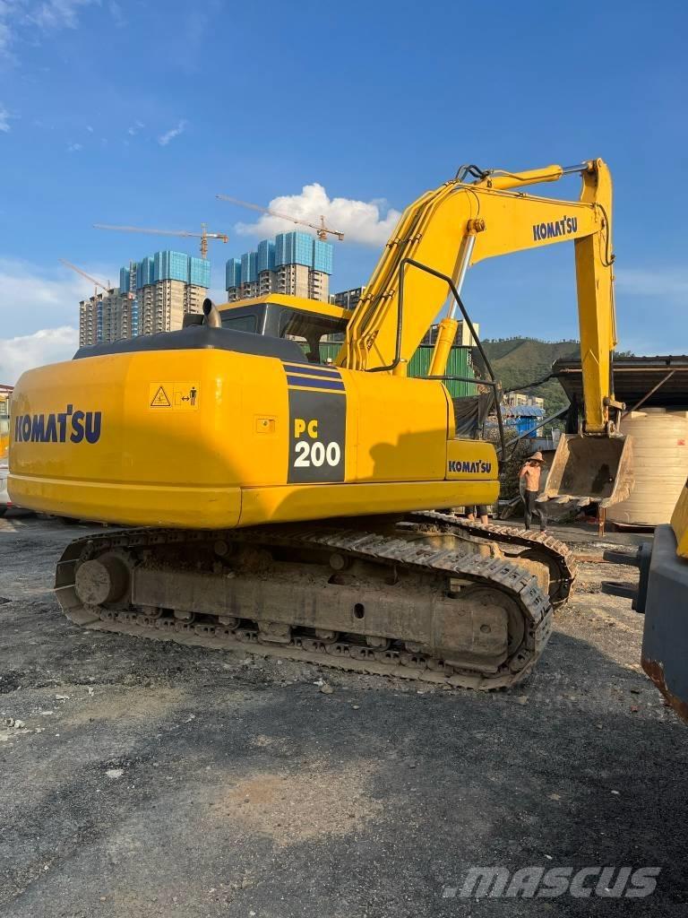 Komatsu PC 200-7 Roomikekskavaatorid
