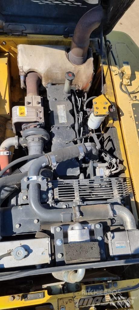 Komatsu PC 210-8 Roomikekskavaatorid