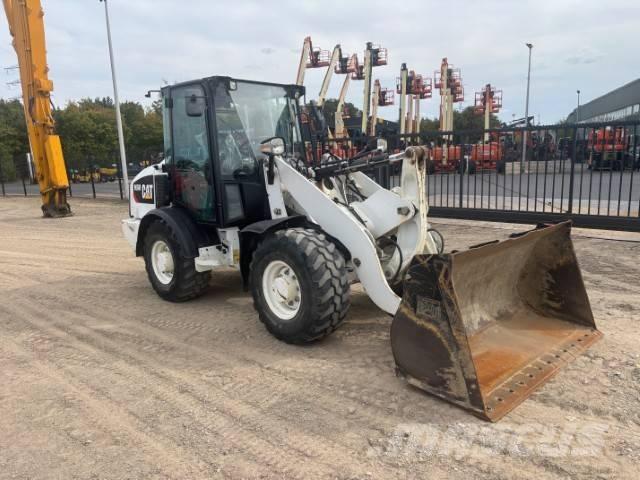 CAT 906 Rataslaadurid