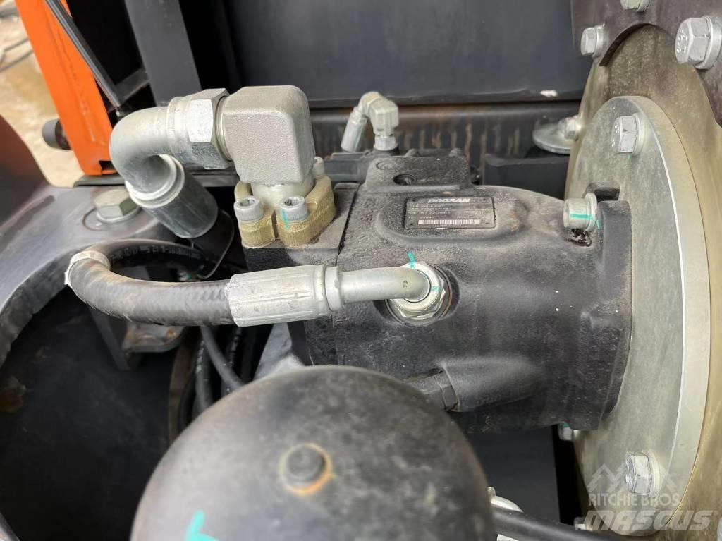 Doosan DX 140 LC Roomikekskavaatorid