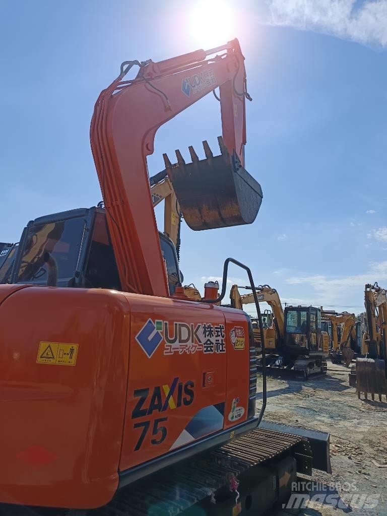 Hitachi ZX 75 Väikeekskavaatorid 7t-12t
