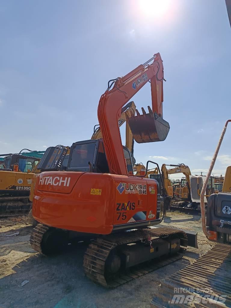Hitachi ZX 75 Väikeekskavaatorid 7t-12t