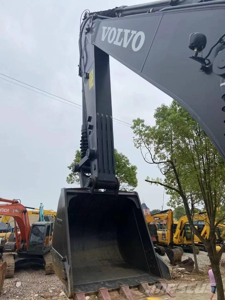 Volvo EC210D Roomikekskavaatorid