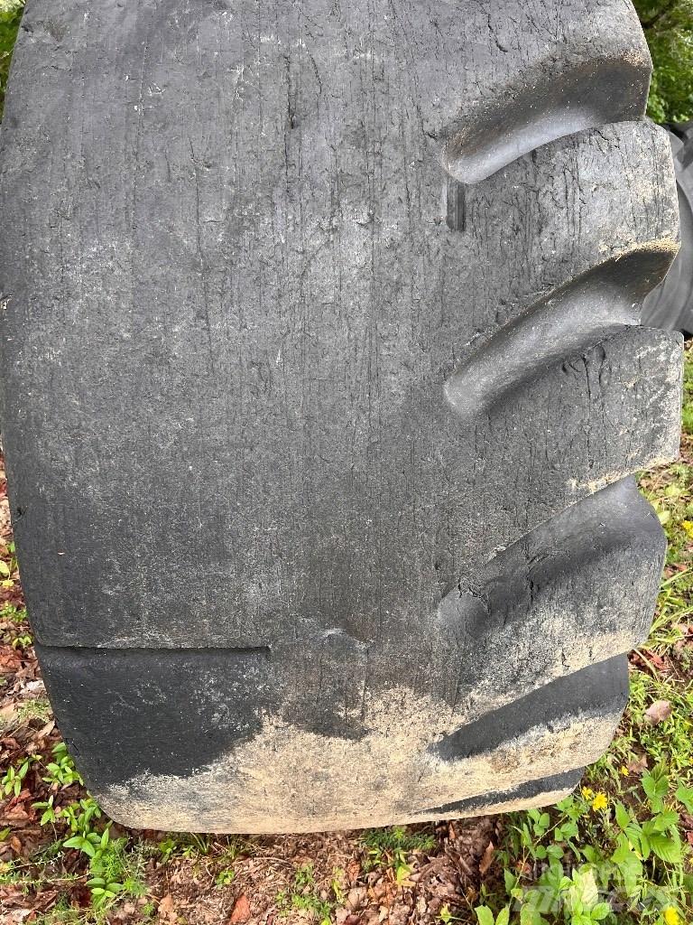  65/35X33 Firestone Rehvid, rattad ja veljed