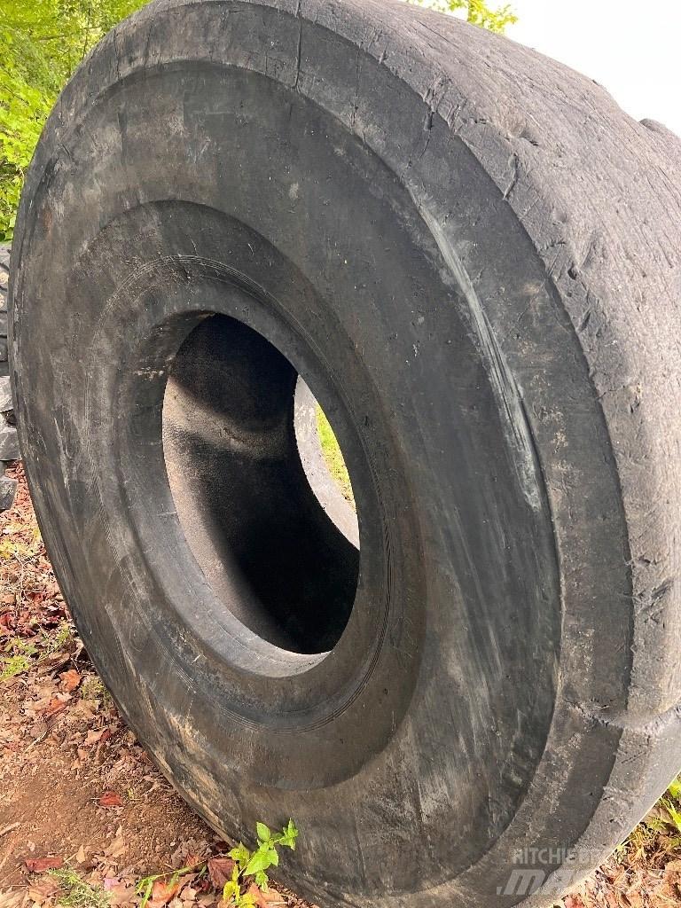  65/35X33 Firestone Rehvid, rattad ja veljed