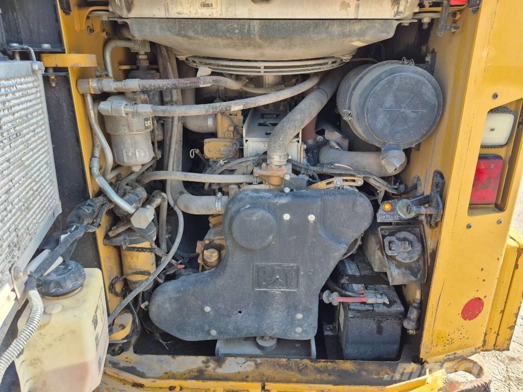 CAT 272 D Kompaktlaadurid