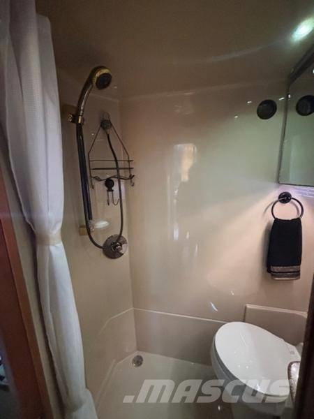  Cruisers Yachts 3870 Tööpaadid / pargased