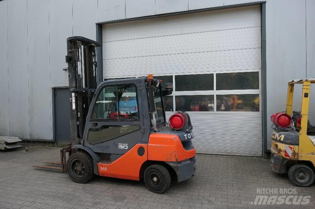 Toyota 02-8 FGF 30 Gaasitõstukid