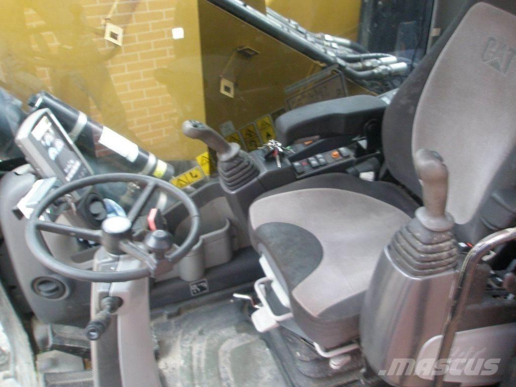 CAT M318D Ratasekskavaatorid
