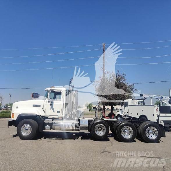 Mack CL733 Sadulveokid