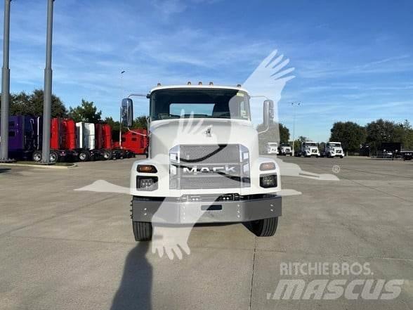 Mack MD7 Raamautod