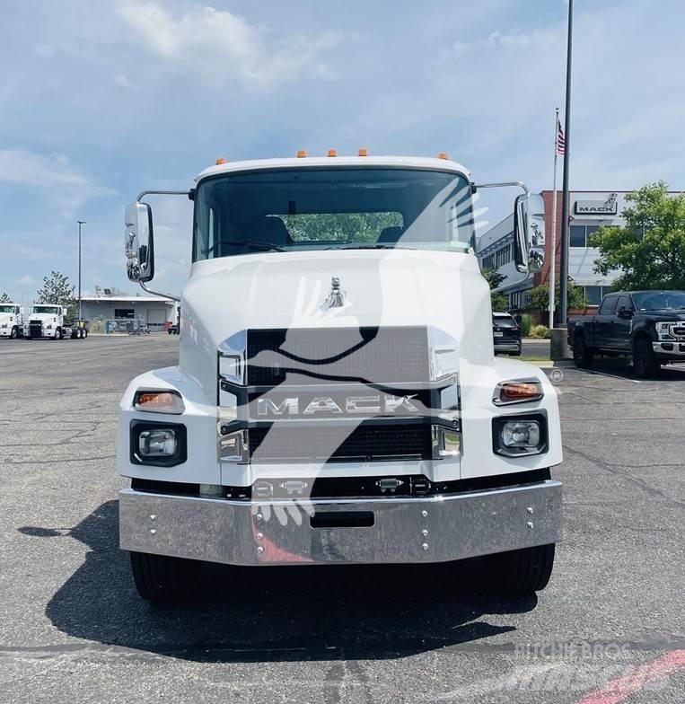 Mack MD7 Raamautod