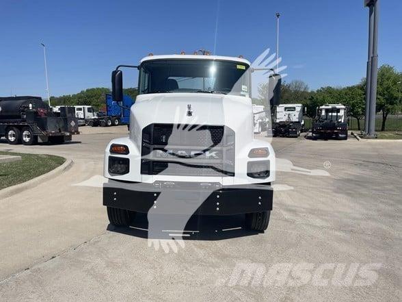 Mack MD7 Raamautod