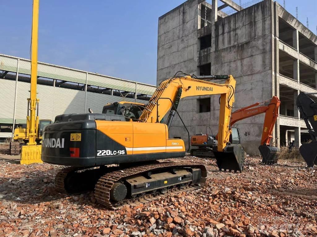Hyundai R220 Roomikekskavaatorid