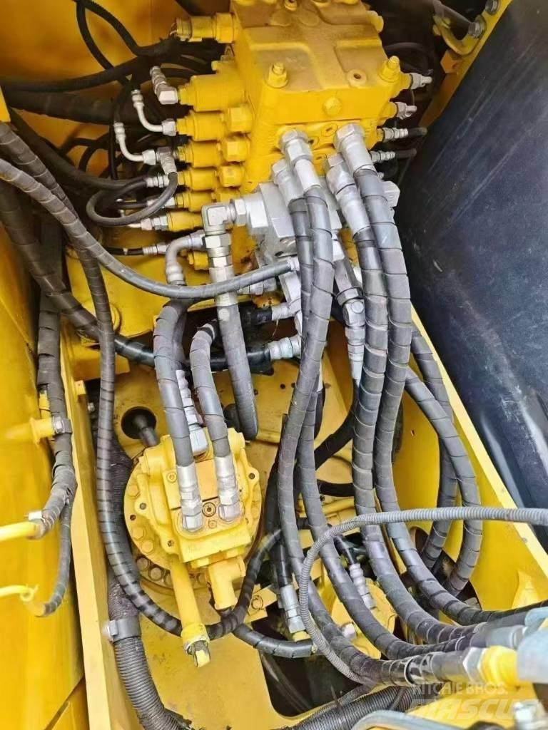 Komatsu 130-7 Roomikekskavaatorid