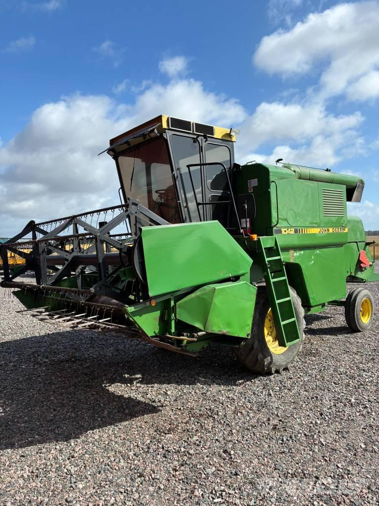 John Deere 1042 Teraviljakombainid
