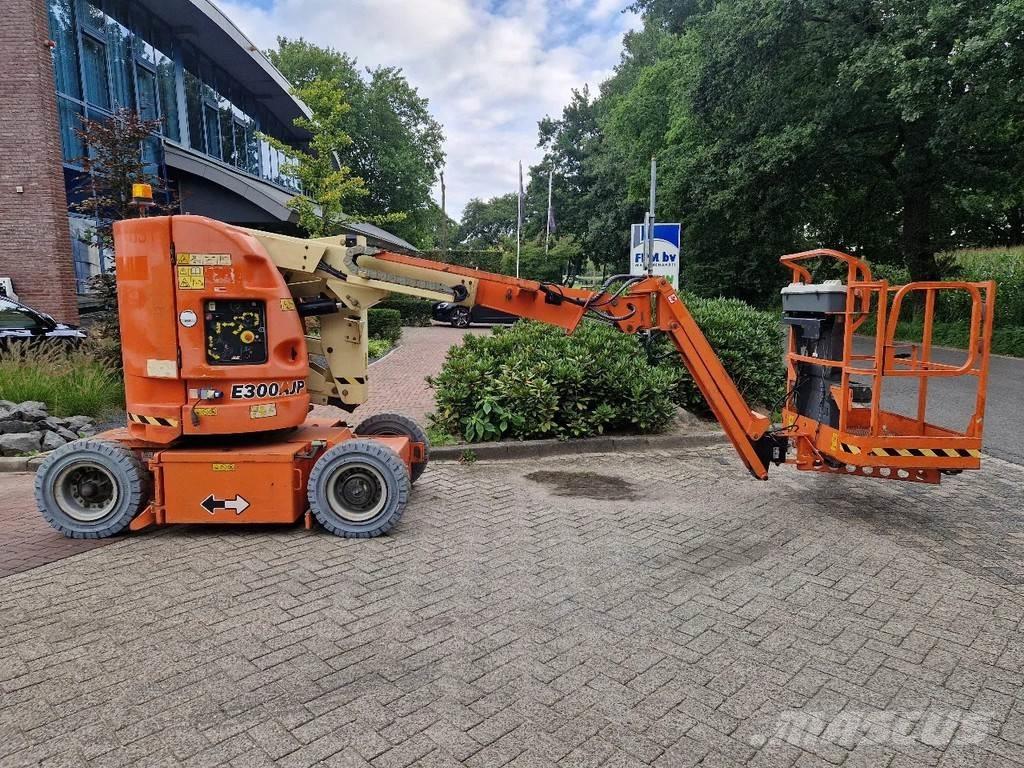 JLG E300AJP Iseliikuvad poomtõstukid