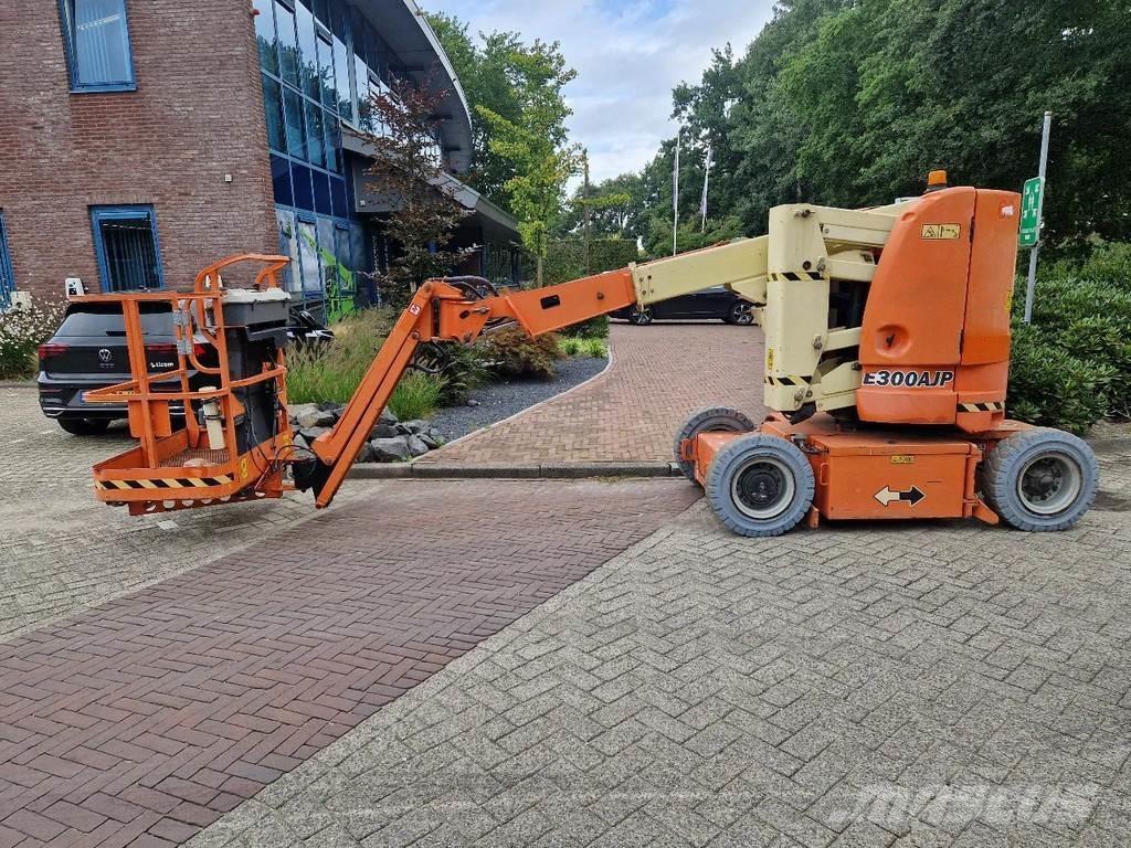 JLG E300AJP Iseliikuvad poomtõstukid