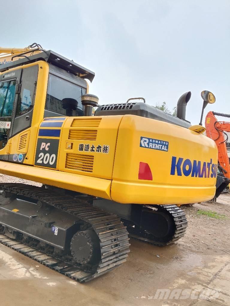 Komatsu PC200-8 Roomikekskavaatorid