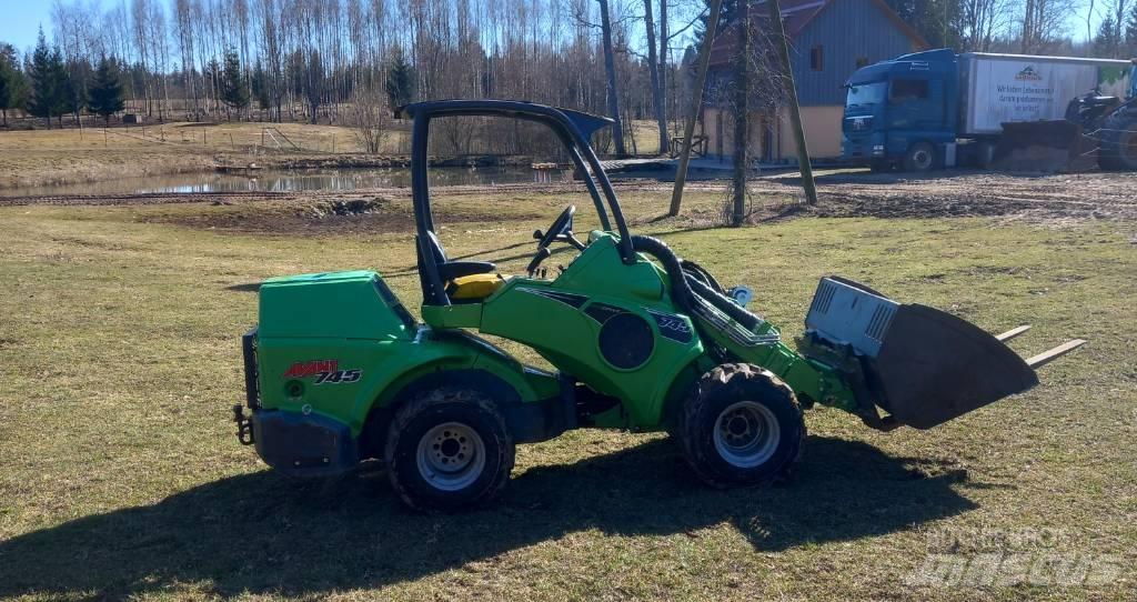 Avant 745 Väikelaadurid