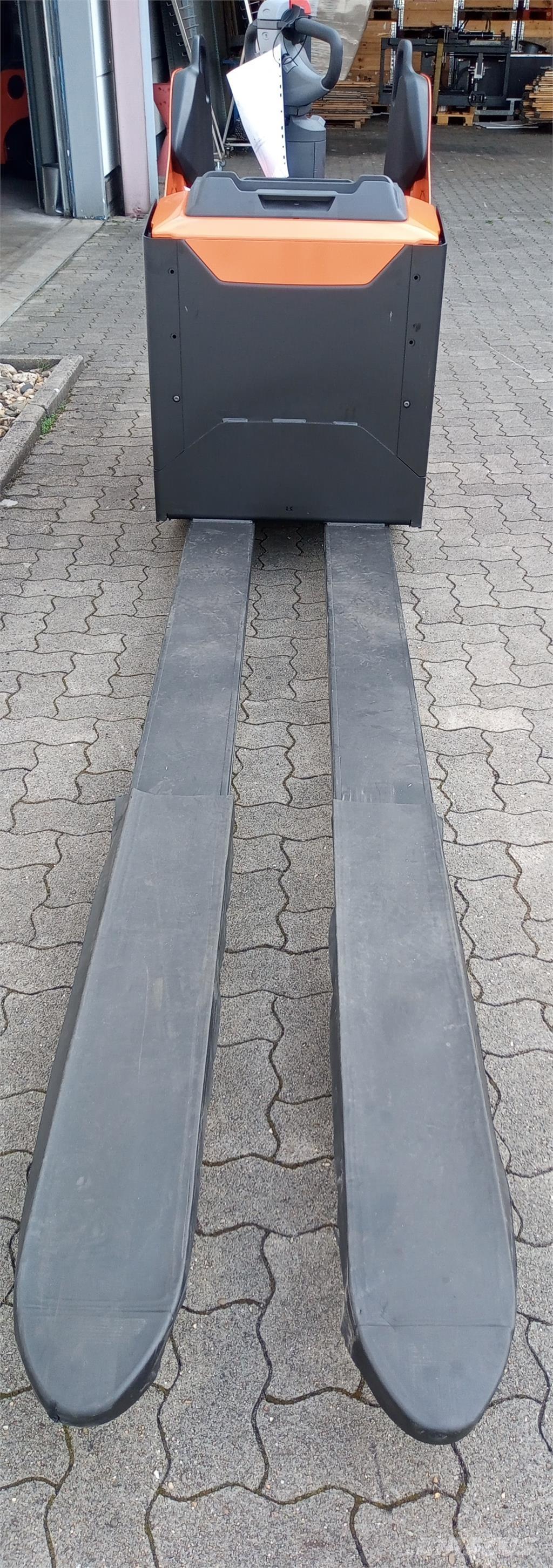 Toyota LPE 250 Järelkäidavad virnastajad