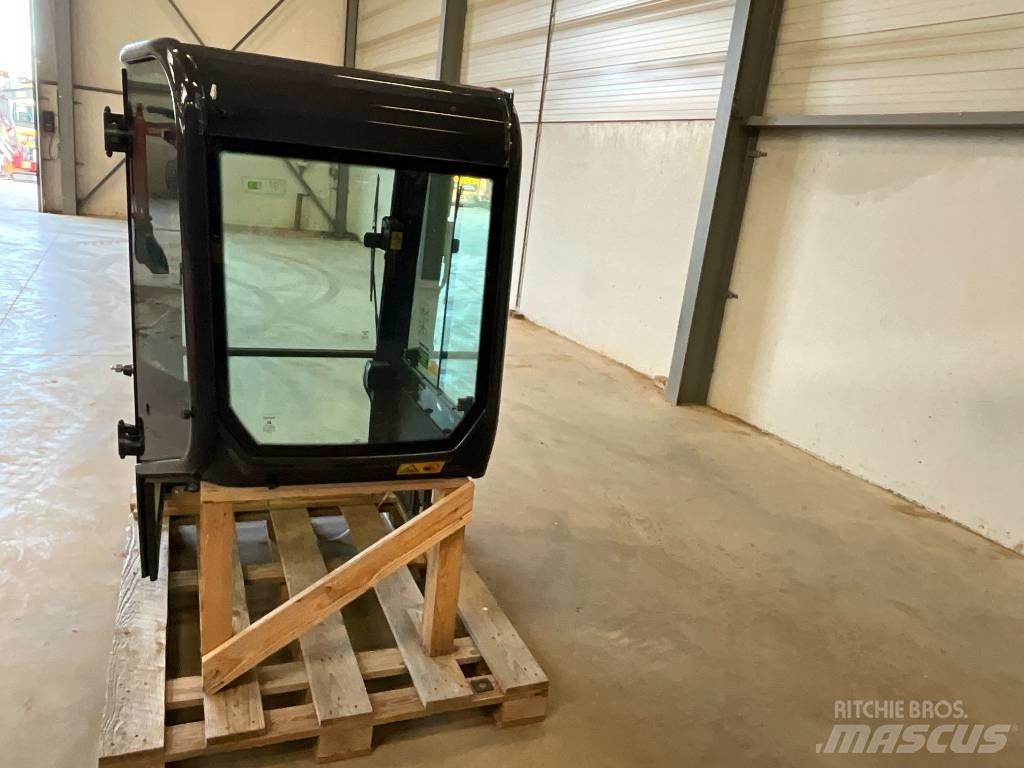 Kubota U 27-4 Kabiinid